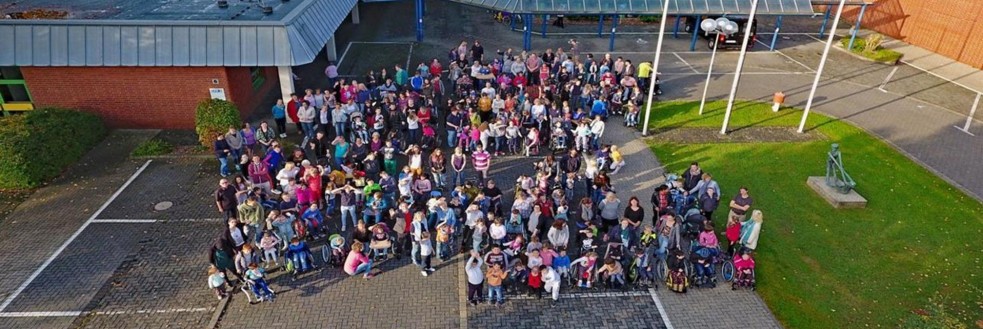 Schüler vor der Schule